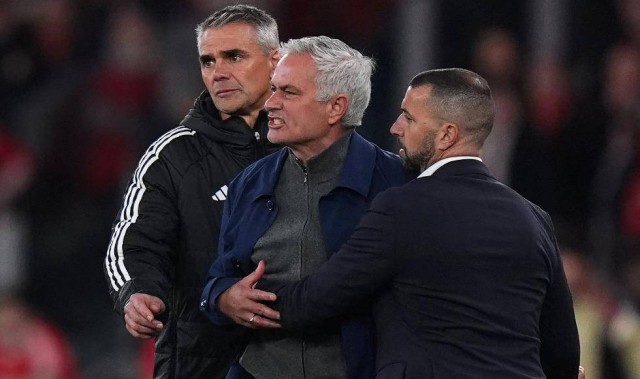 穆帅又上头条了！但这次不是因为绝杀，而是因为一场赛后言论，让他从狂人变成了众矢之的